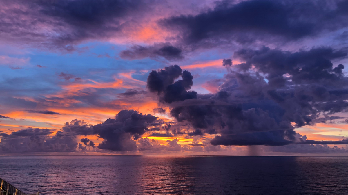 Закат над тем же Южно-Китайским морем.