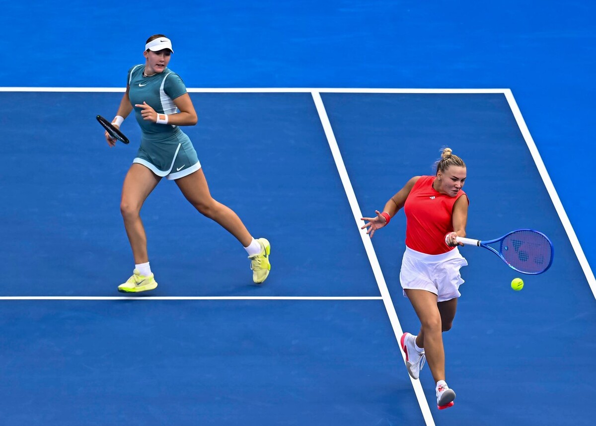    Мирра Андреева и Диана Шнайдер / Источник: © IMAGO/Noushad Thekkayil/Global Look Press