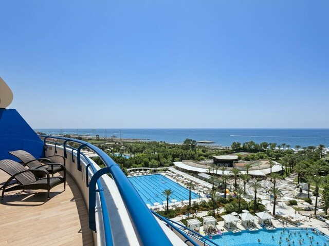 Вид из номера отеля Titanic Deluxe Lara. Изображение взято с сайта Travelata со страницы с описанием отеля.