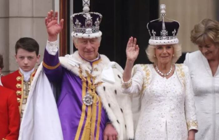 На коронационном платье Камиллы были вышиты имена всех десяти ее внуков / Фото: people.com