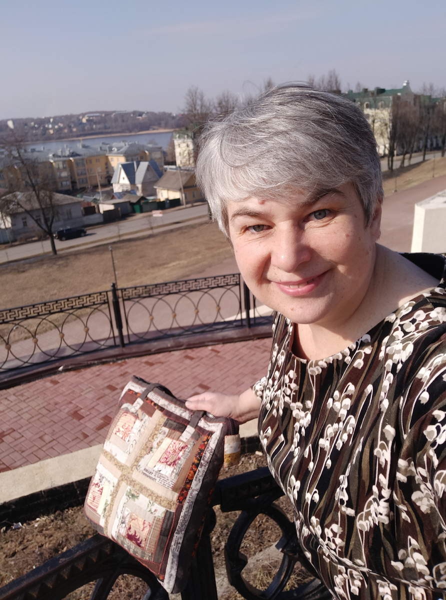 Светлана, автор блога. 30 марта в Костроме было +14°, перед работой я поймала крохотную дозу солнечного загара и счастья