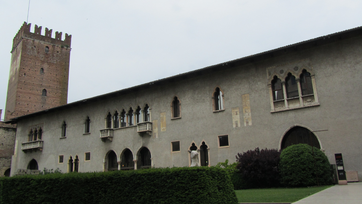 Замок Кастельвеккио (Castelvecchio)