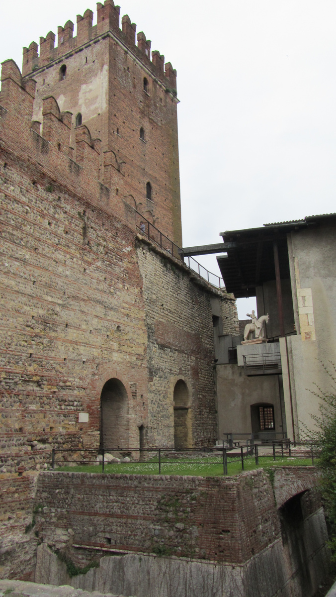 Замок Кастельвеккио (Castelvecchio)