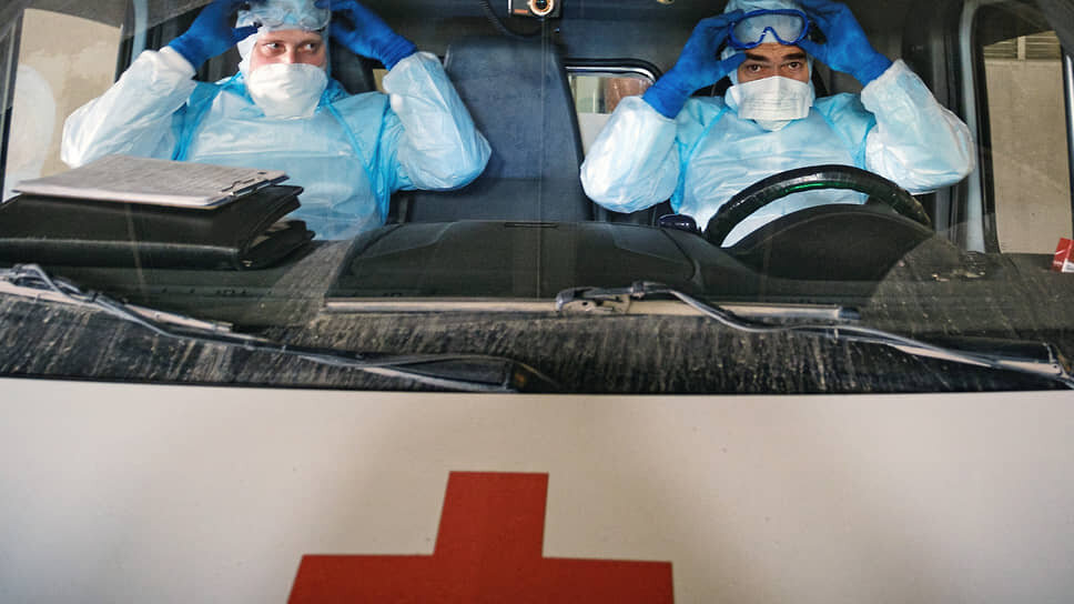 В марте 2020 года жителям Новосибирска разрешили покидать квартиры только для обращения за экстренной медицинской помощью, совершения покупок в ближайшем магазине или аптеке, прогулки с домашним питомцем, а также поездок на работу, если деятельность организации не приостановлена.📷Фото: Валерий Титиевский / Коммерсантъ