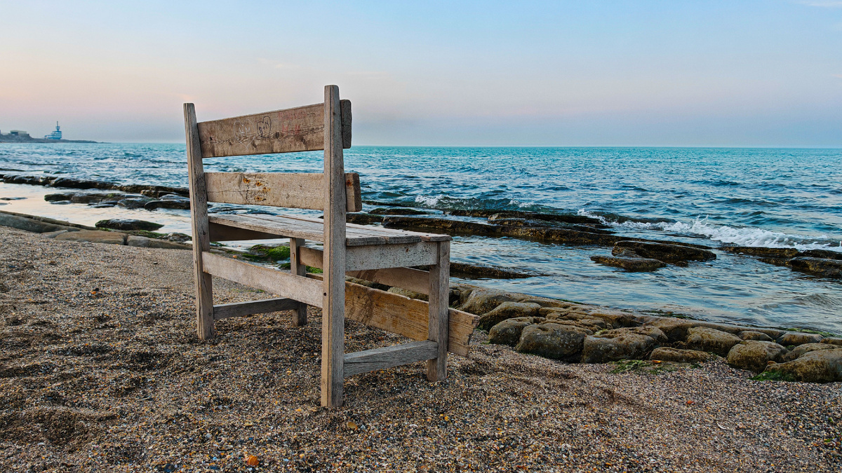 Каспийское море в марте. Центральный пляж