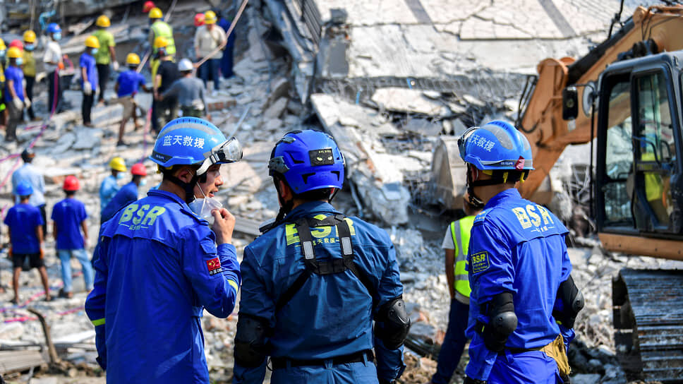 Китайские спасатели в Мьянме.📷Фото: Stringer / Reuters