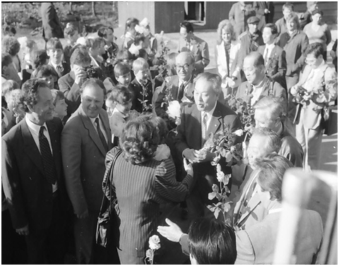 Прибытие делегации из г. Камо в Комсомольск-на-Амуре.  Второй слева - председатель 
 горисполкома   Матвеев Ю.Ф.  1991 год.