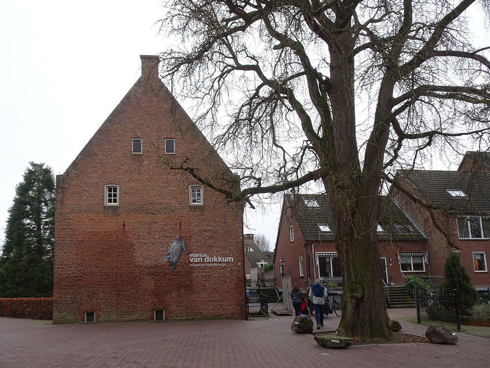 вид на музей-галерею художника Мариуса ван Доккума в Нидерландах