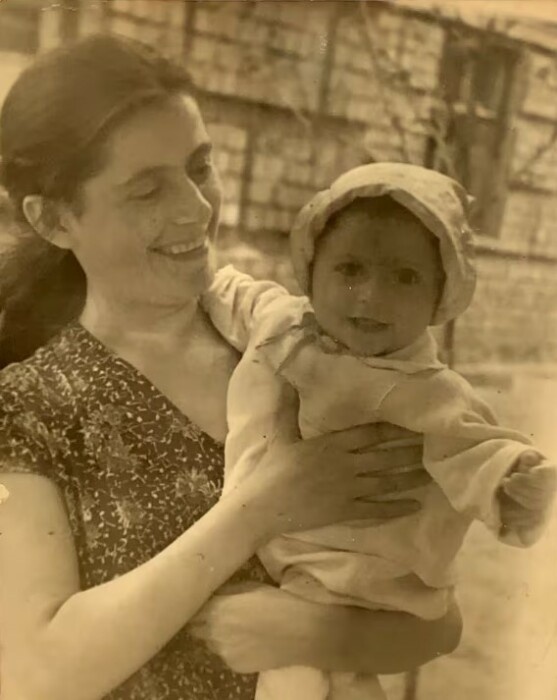 Александра Хильдебрандт в детстве с мамой. / Фото: bz-berlin.de