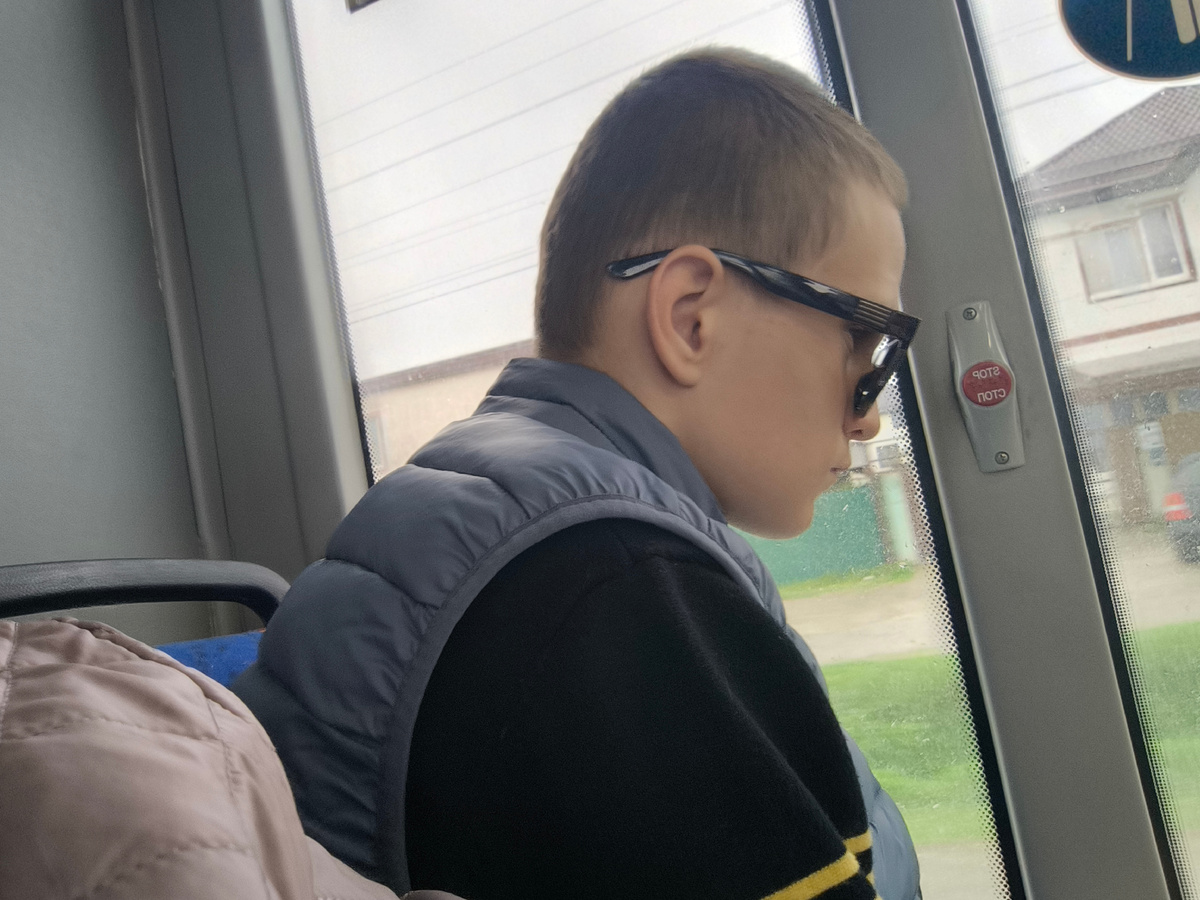 Тифлокомментарий. Гоша едет в автобусе, лбом прислонился к окну. Думает о чём-то серьёзном
