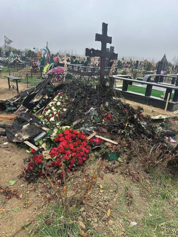    В Крыму на могилах военкора «Известий» и бойцов СВО сожгли кресты и венки