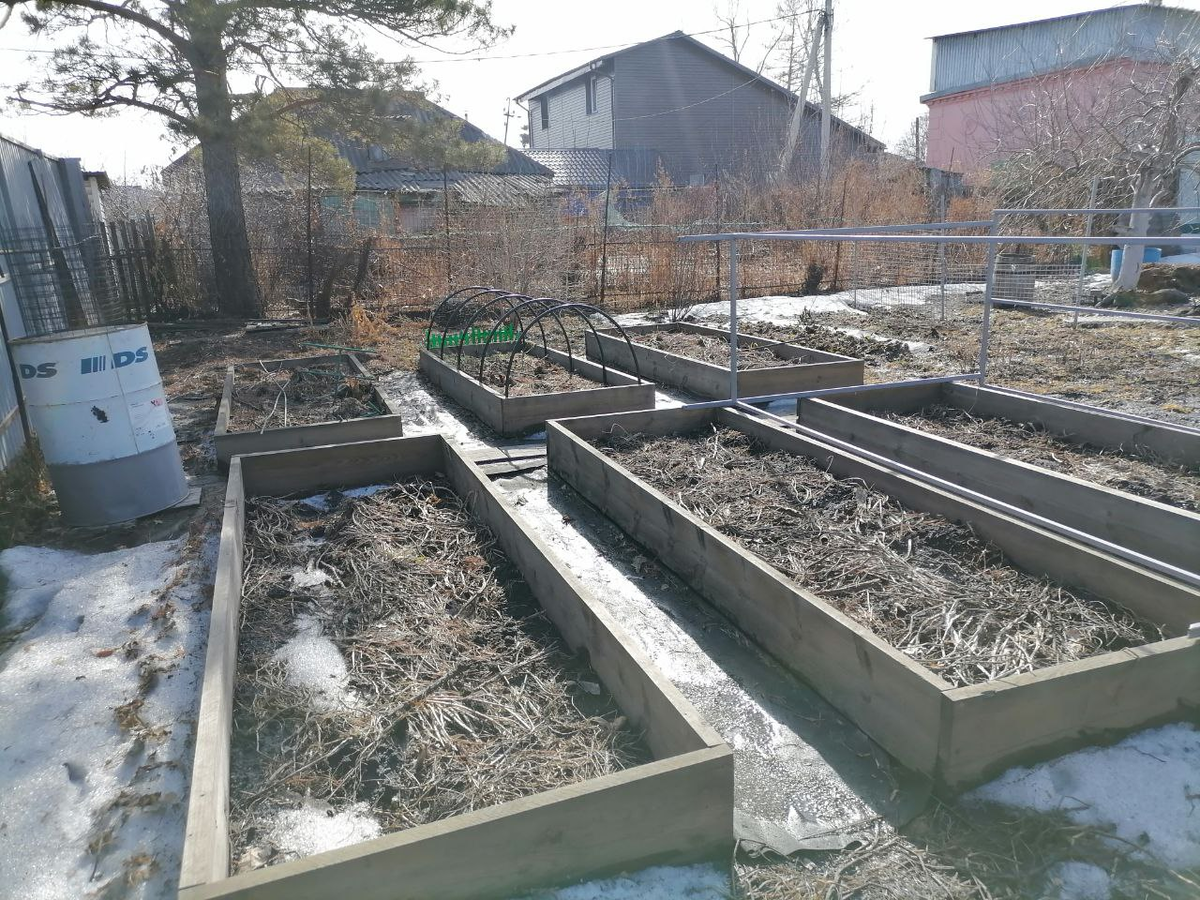 Снег остался лежать клочками, но еще жижа, ходить нельзя