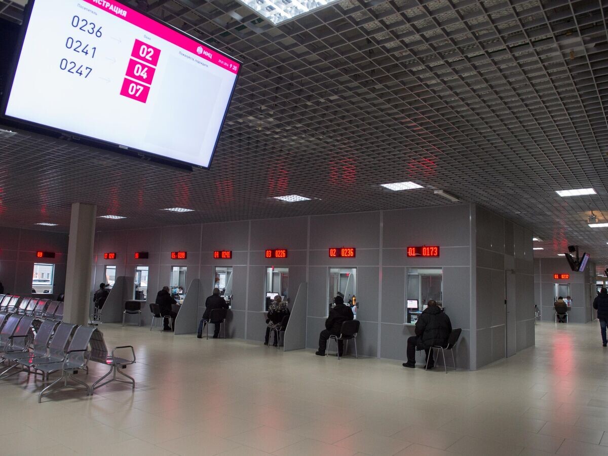    Посетители в многофункциональном миграционном центре Москвы близ деревни Сахарово© РИА Новости / Денис Гришкин