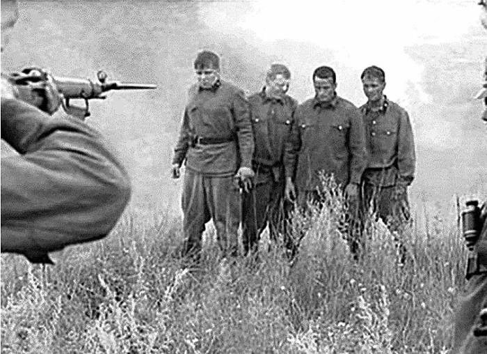 Как немцы дали пленному винтовку и велели расстрелять друга. Что стало с теми, кто это сделал
