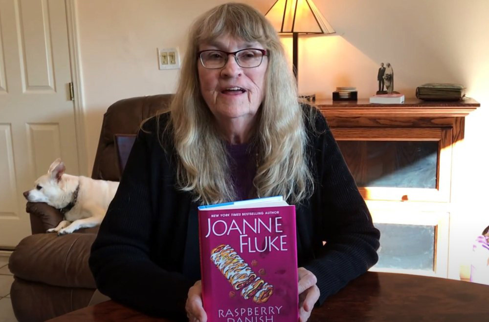 Американская писательница Джоанна Флюк с одной из своих многочисленных книг