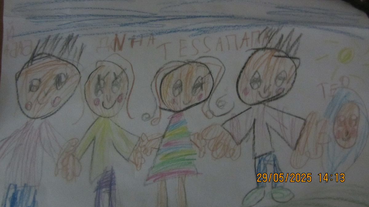 крайний слева- это я, рядом - моя дочь,мать семейства, следующая - моя внучка , автор рисунка, далее-  её папа и неумеющий пока ходить  младший братик .