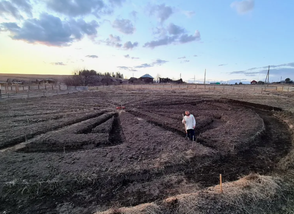 Мужчина соорудил огромный коловрат в Перомской аномальной зоне