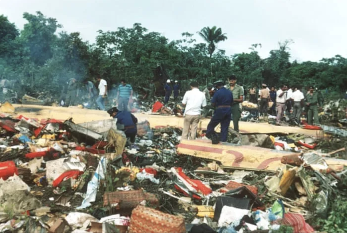 Обломки рейса 764 авиакомпании Surinam Airways разбросаны по джунглям после того, как самолёт приземлился в Парамарибо, не долетев до взлётно-посадочной полосы. (ANP/AFP)