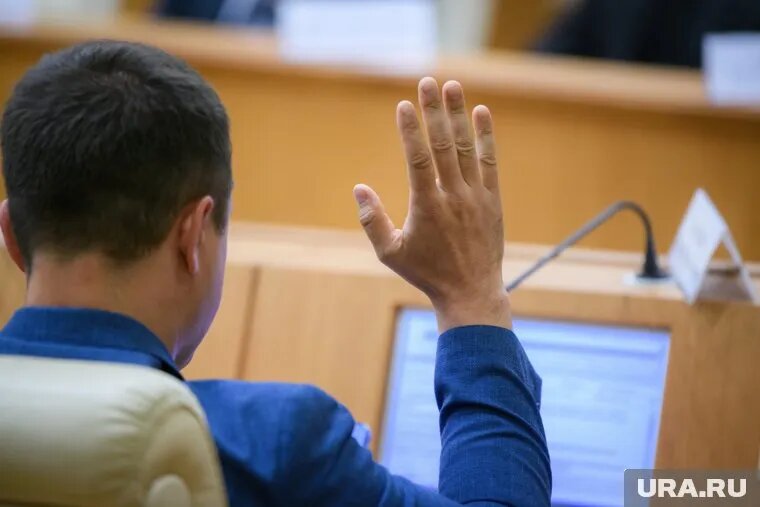 Жители Пыть-Яха требуют уволить депутатов, на которых тратятся миллионы из бюджета. Фото: Илья Московец © URA.RU