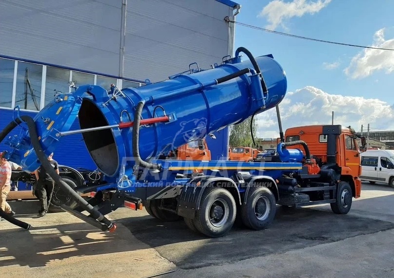 Илосос на шасси КАМАЗа, от ОО "ПАРМА СТ".