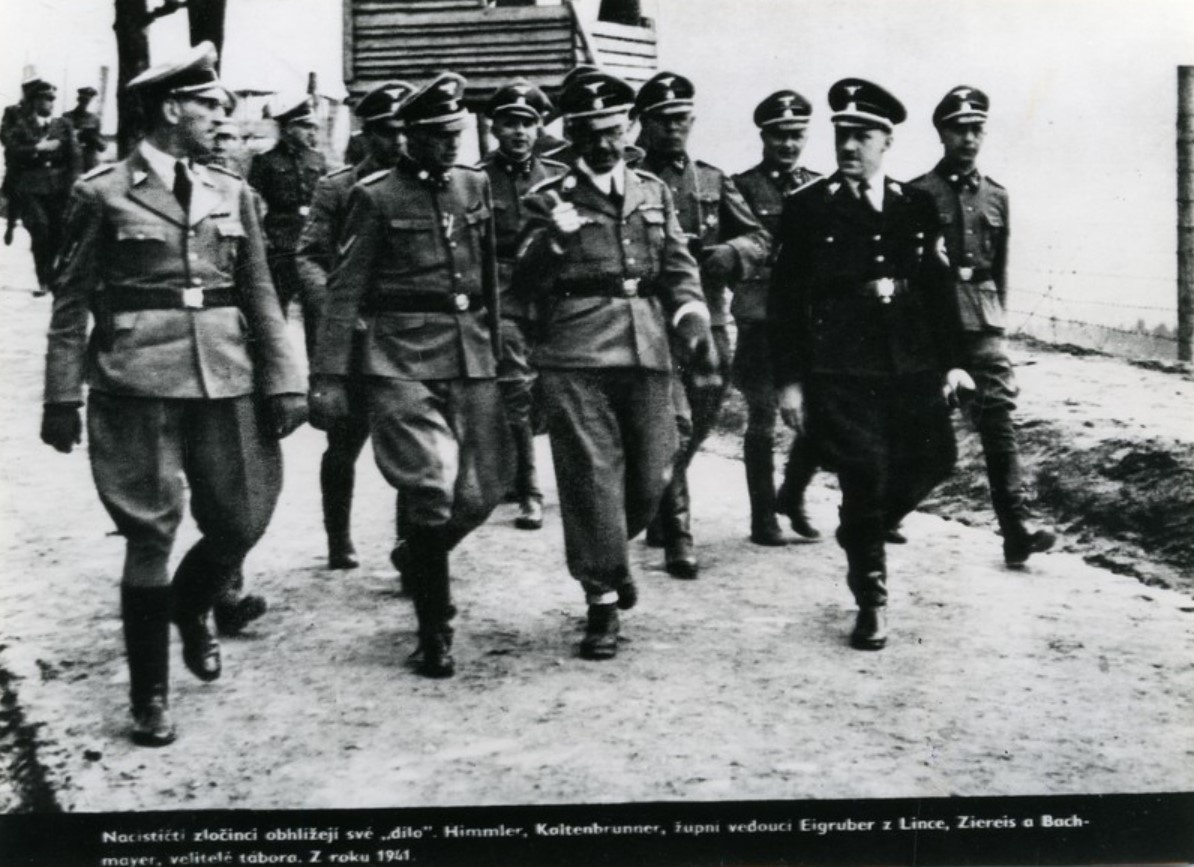 Фашистские преступники осматривают концлагерь Маутхаузен. Коменданты лагеря. Австрия, 1941 г.