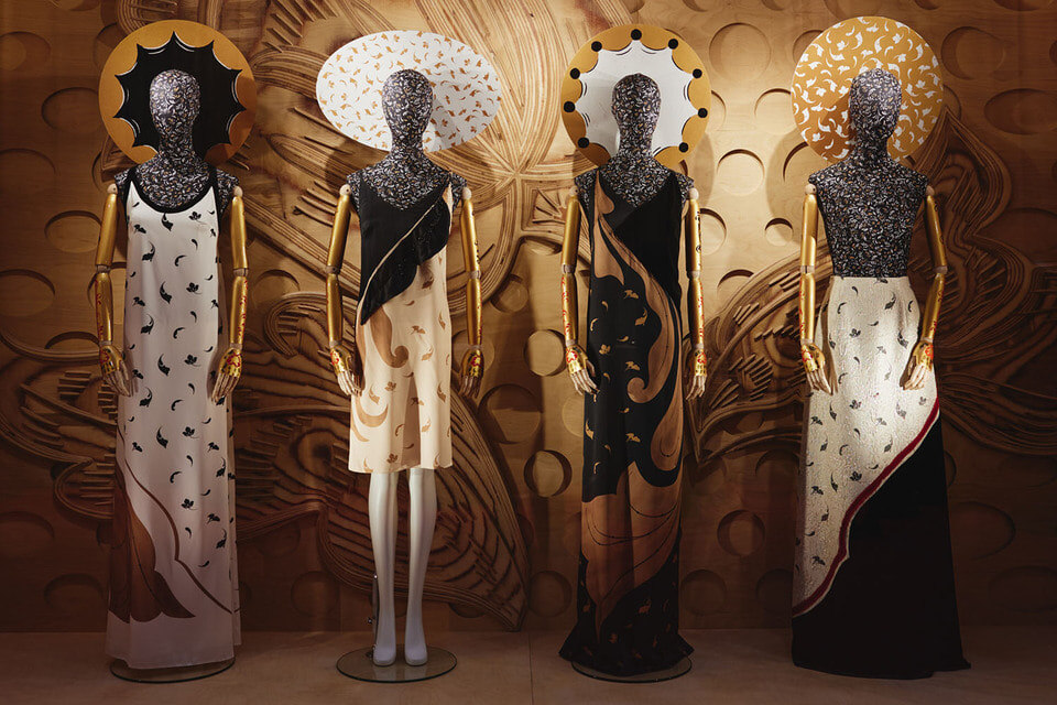 В коллекциях «Хохлома х Алена Ахмадуллина» представлена одежда, а также мебель, предметы интерьера и ювелирные украшения/«Хохлома x Алена Ахмадуллина»