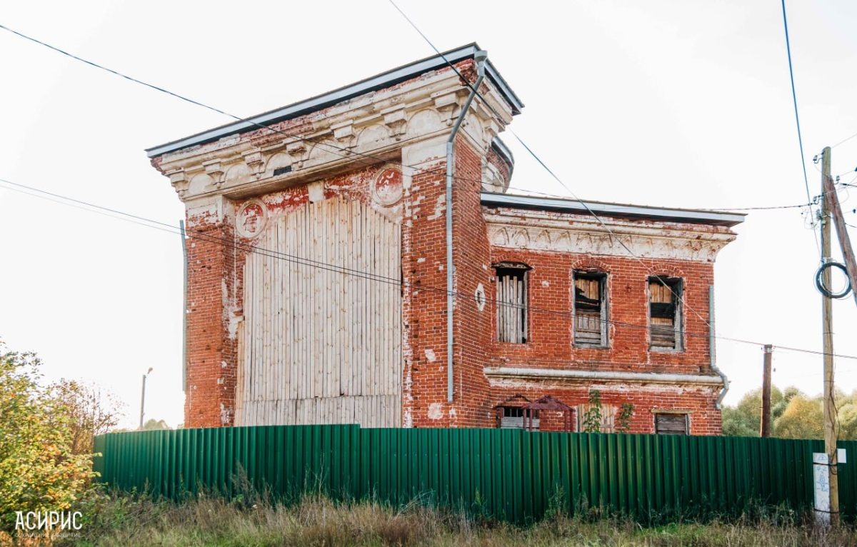   Дом построили в XVIII веке на средства братьев-сталепромышленников Баташёвых