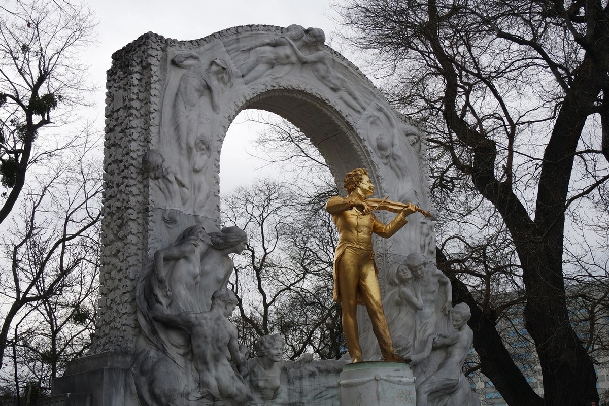 "И Вена кружилась и пела, как будто сам Штраус играл..."