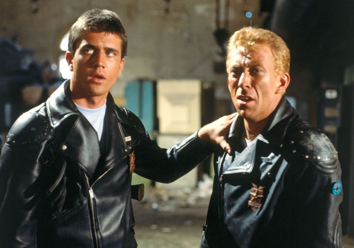 Мел Гибсон и Стив Бисли. Кадр из фильма "Безумный Макс" (1979)