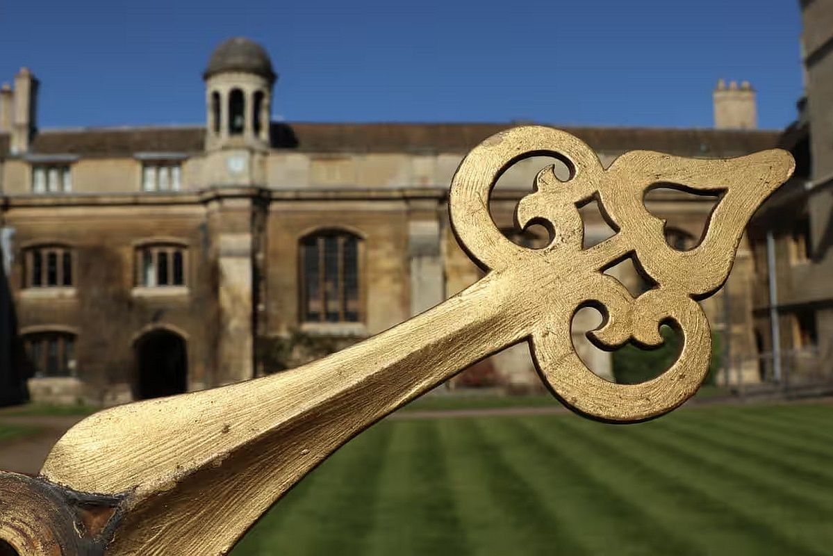    Часовая стрелка в часовне была украдена студентами в 1930-х. / theguardian.com