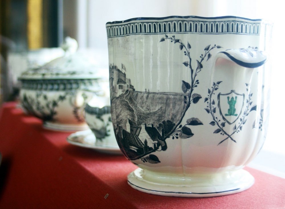    Сервиз, заказанный Екатериной II в 1770 г., был исполнен в "фаянсе цвета сливок". На десертных предметах бордюр из ветвей плюща./commons.wikimedia.org/ Государственный Эрмитаж