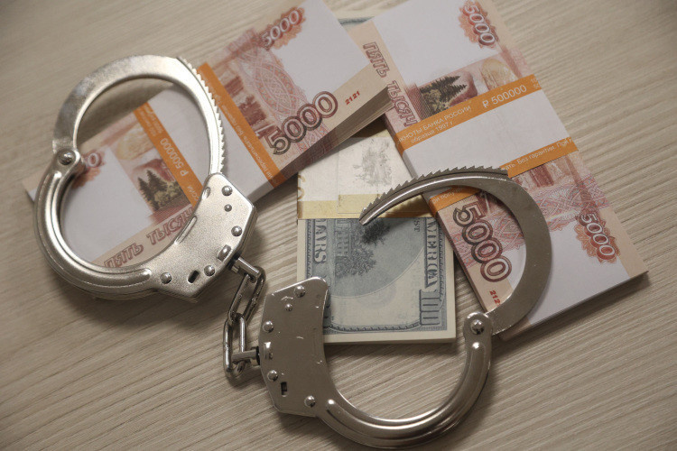    По версии СК и УФСБ, каждый месяц работники филиала получали дополнительные премии, которые Вафин и Хисматуллин потом забирали.   
Фото: «БИЗНЕС Online»