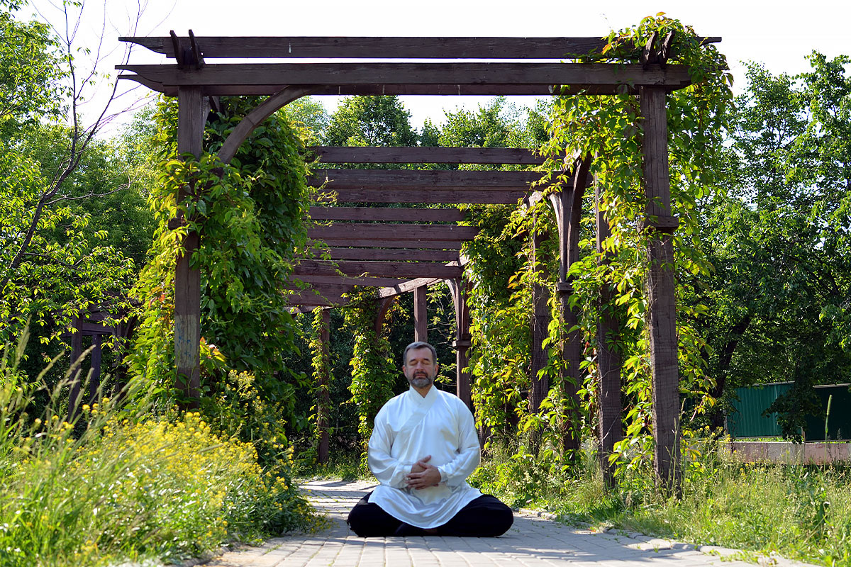 Цзогуань (坐觀) — созерцание сидя