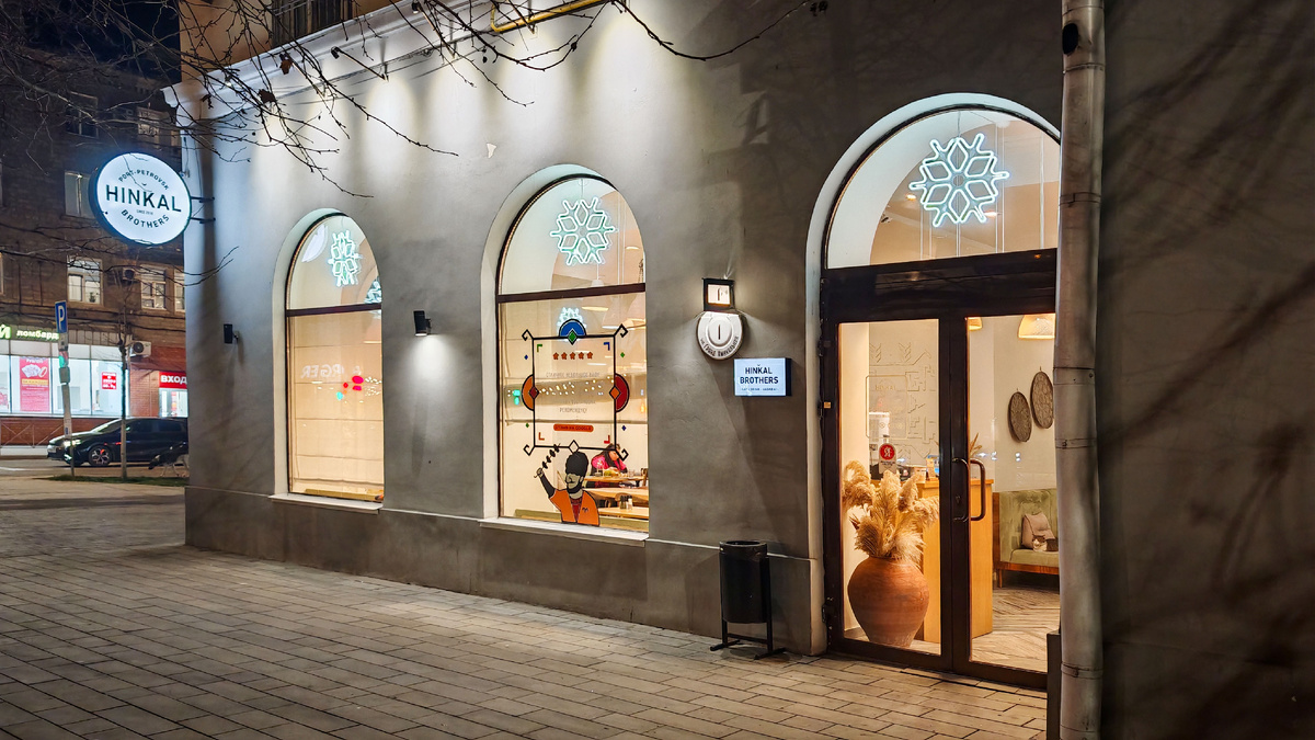 Вход в кафе. Листайте галерею>>