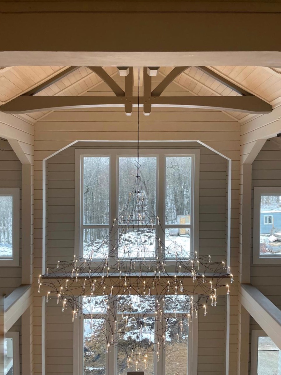 Невесомая проволочная люстра в гостиной в два света в доме Грейвуд