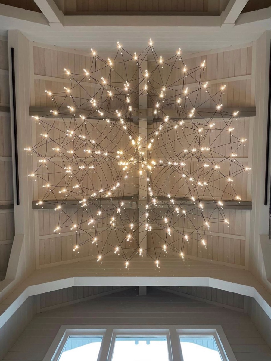 Невесомая проволочная люстра в гостиной в два света в доме Грейвуд