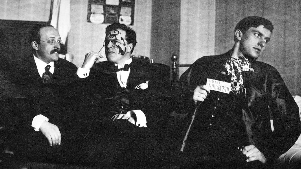 «ПРОРОКИ ФУТУРИЗМА». СЛЕВА НАПРАВО: ПИСАТЕЛЬ АНДРЕЙ ШЕМШУРИН, ДАВИД БУРЛЮК И ПОЭТ ВЛАДИМИР МАЯКОВСКИЙ. МОСКВА, 1914 ГОД. ФОТОГРАФИЯ: ГОСУДАРСТВЕННЫЙ ЛИТЕРАТУРНО-МЕМОРИАЛЬНЫЙ МУЗЕЙ АННЫ АХМАТОВОЙ В ФОНТАННОМ ДОМЕ, САНКТ-ПЕТЕРБУРГ