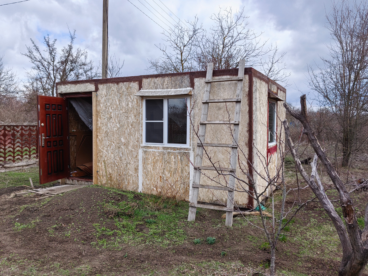 Вот так выглядел дом снаружи прямо перед началом перестройки.