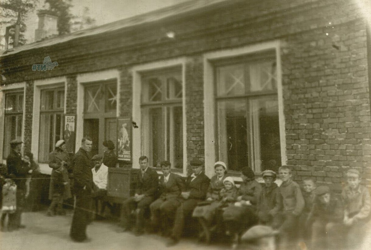 характерные застройка Рабочего и неизменные лиственницы на заднем плане