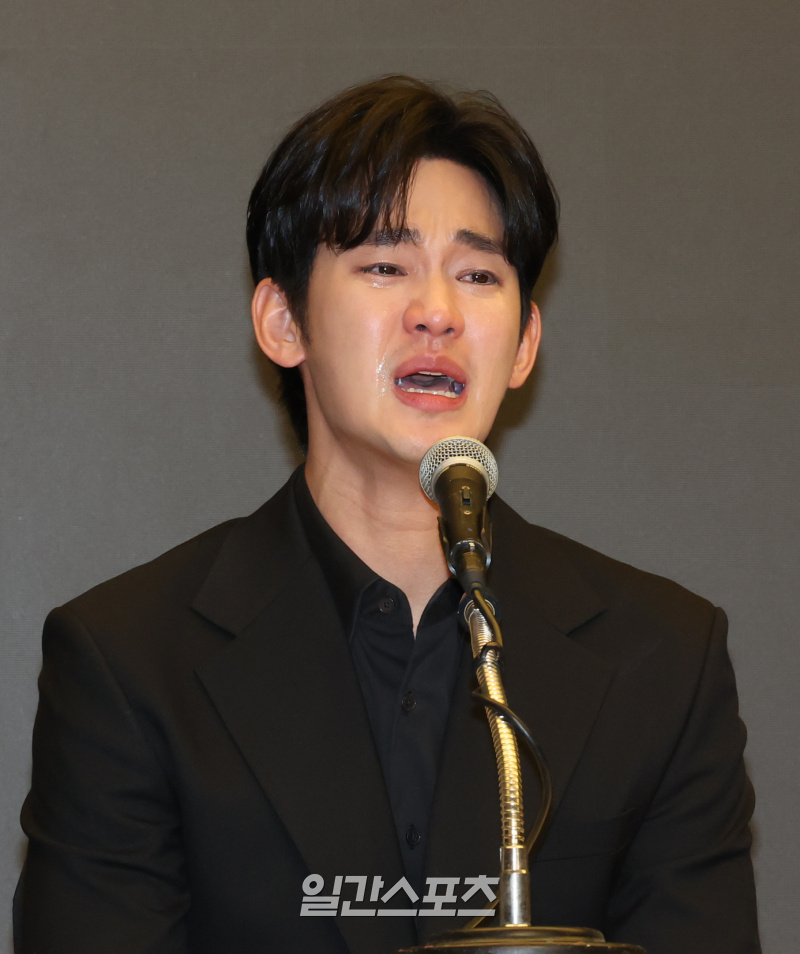 Скрины с корейского сайта. Пресс-конференция в горячих новостях