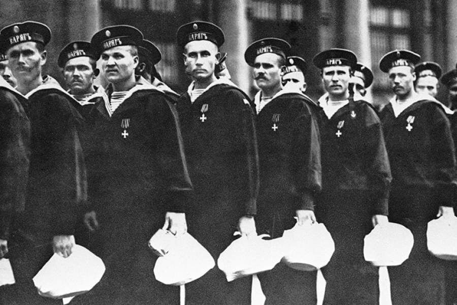 Матросы с крейсера "Варягъ" с подарками, которые им были вручены