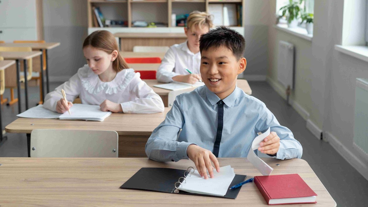    С 1 апреля дети мигрантов обязаны подтвердить знание русского языка, чтобы учиться в школе. Фото: Freepik