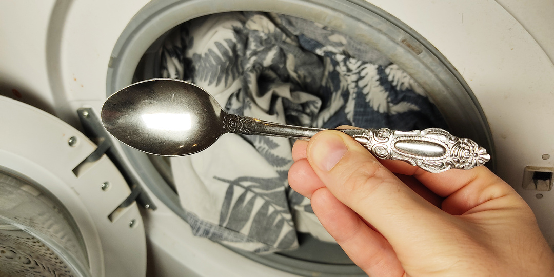 Всегда кладу ложку в стиральную машину при каждой стирке, после того, как узнал о пользе