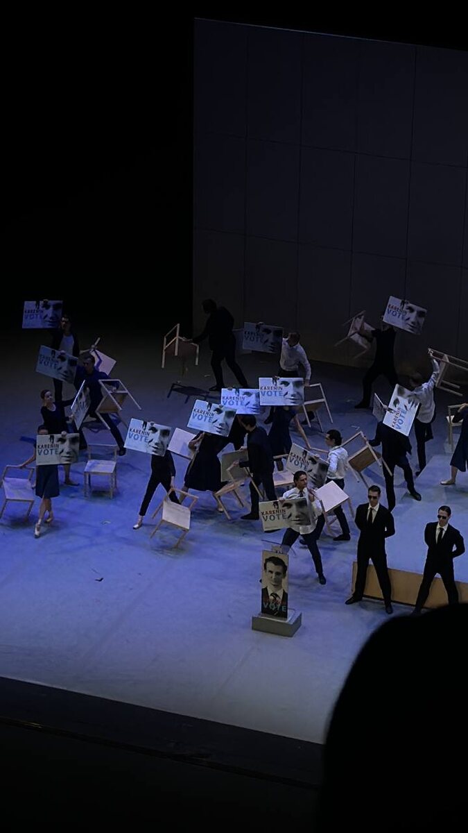 Митинг. Каренин — Семён Чудин. Здорово, что все плакаты под танцовщиков. Мелочь, а проработана!