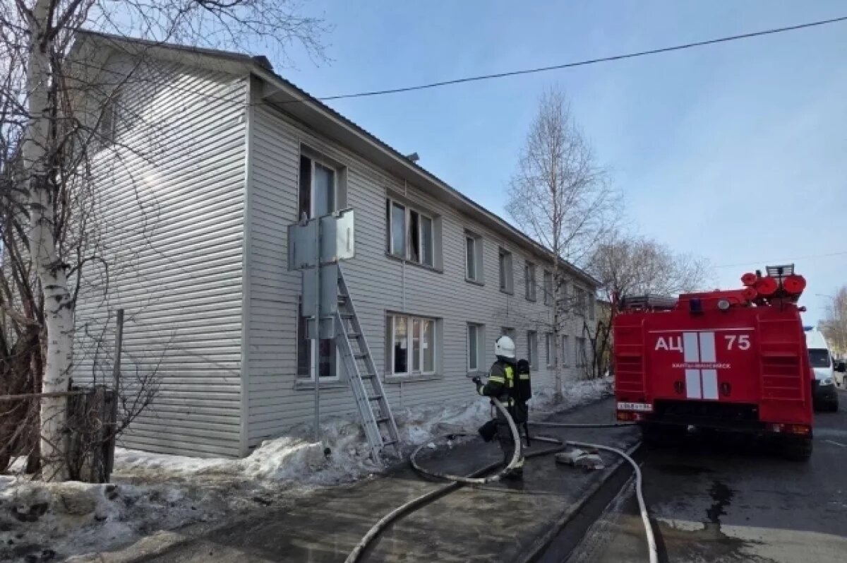    В Ханты-Мансийске пожарные вынесли ребенка из огня