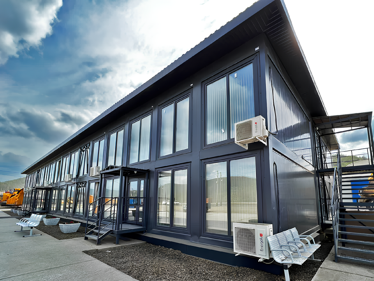 Модульный быстровозводимый административно-бытовой комплекс с панорамным остеклением