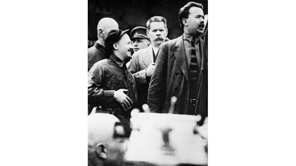 Большинство из деятелей науки и культуры, кого Бухарин (на фото — слева от Горького, в кепке) хотел поставить во главе союза беспартийных, очень скоро ушли из жизни .📷Фото: Фотоархив журнала «Огонёк» / Коммерсантъ