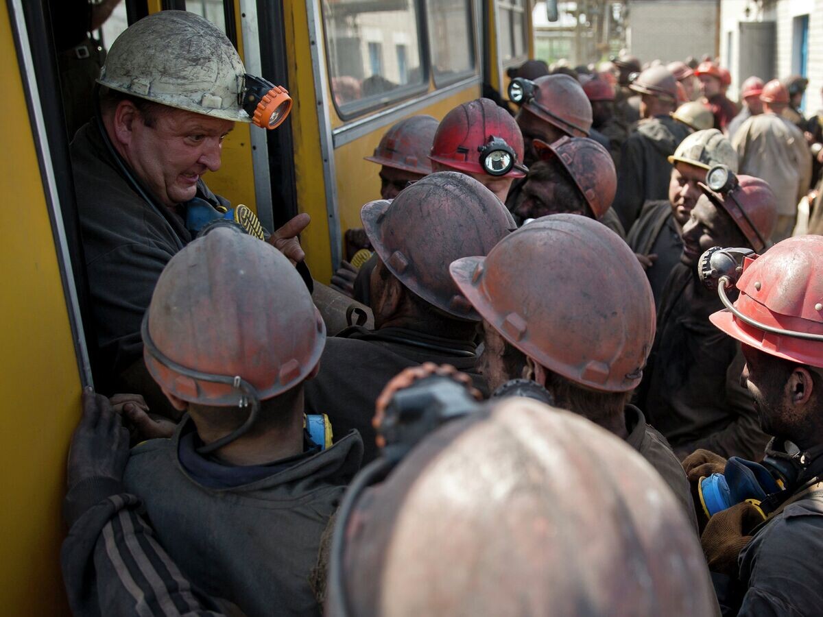    Шахтеры возле служебного автобуса, Донецкая область, Украина© AP Photo / Vadim Ghirda