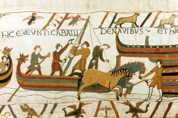 На гобелене из Байе изображены лошади, выгружаемые из норманнских лодок в Певенси, на южном побережье Англии, до нормандского завоевания 1066 года, которое привело к расширению роли портов Чинкве.