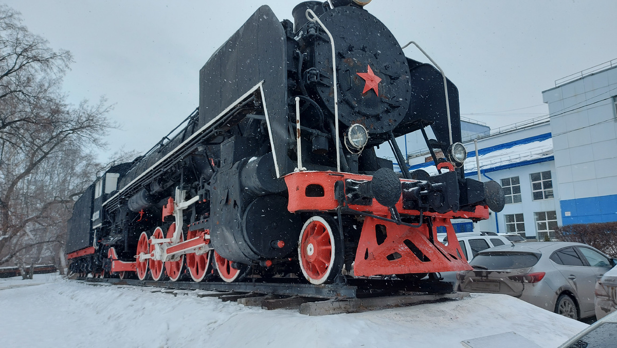 Ветеран путей сообщения занял своё почётное место на постоменте возле ДК Железнодорожник в городе тюмень.